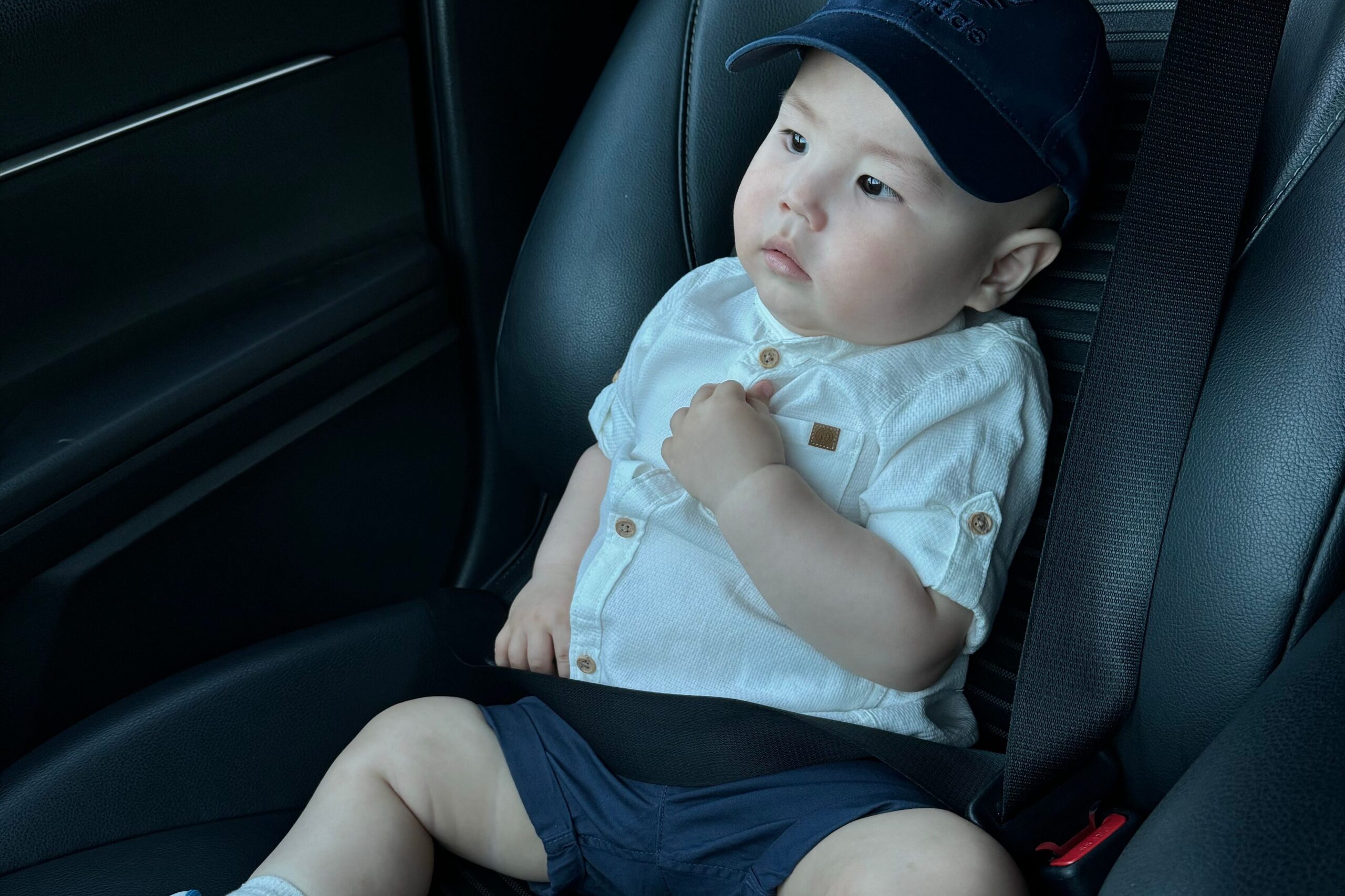 チャイルドシートに座る子供